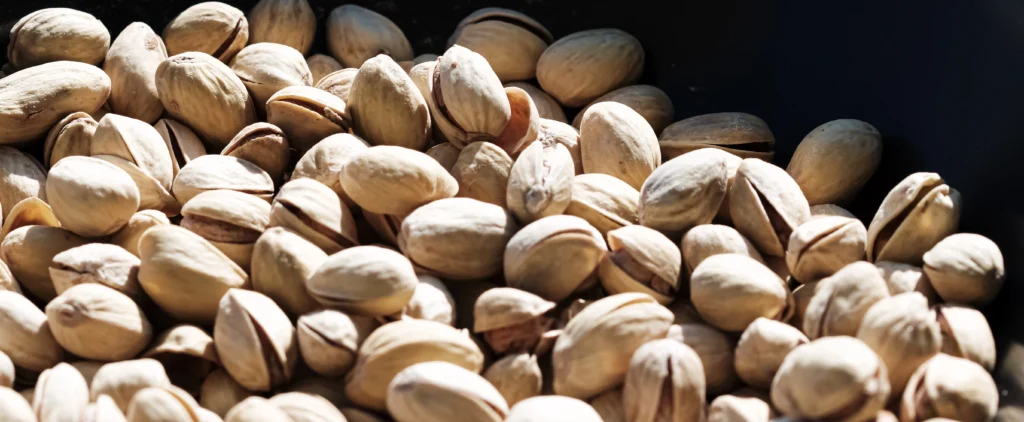 Phytonutrients Nuts, pistachio nuts, raw